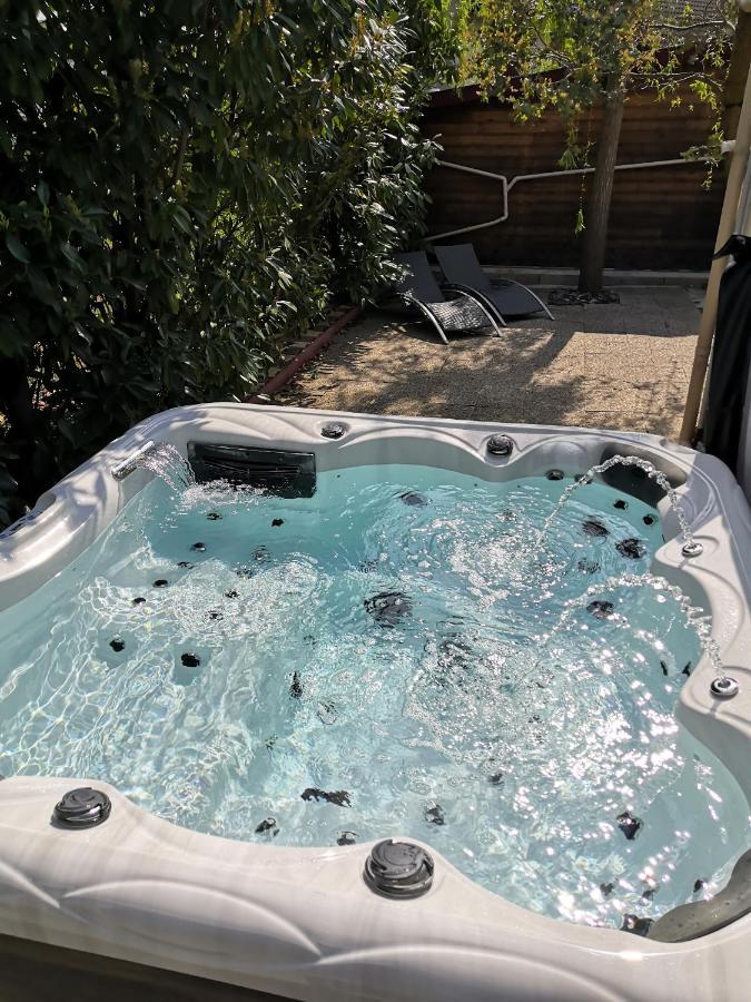 O Rethel Jacuzzi, Gite Ardennes Exteriér fotografie